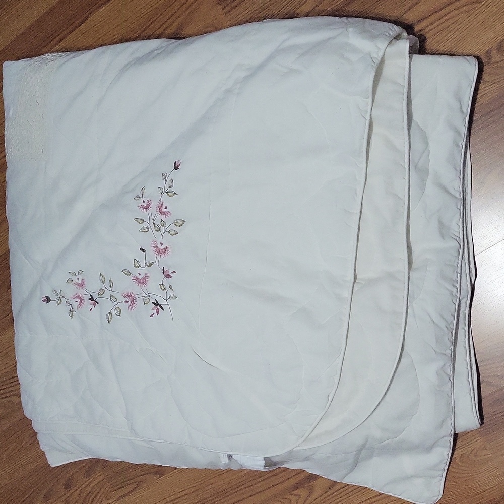Off white cream floral crocheted detail King sized blanket quilt jcp home large